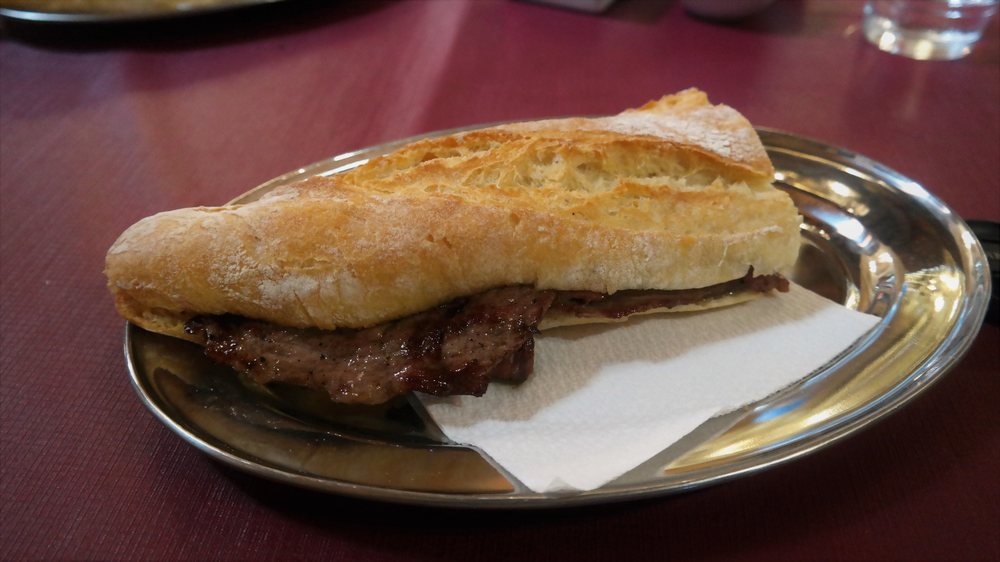 Medio bocadillo — половина бутерброда