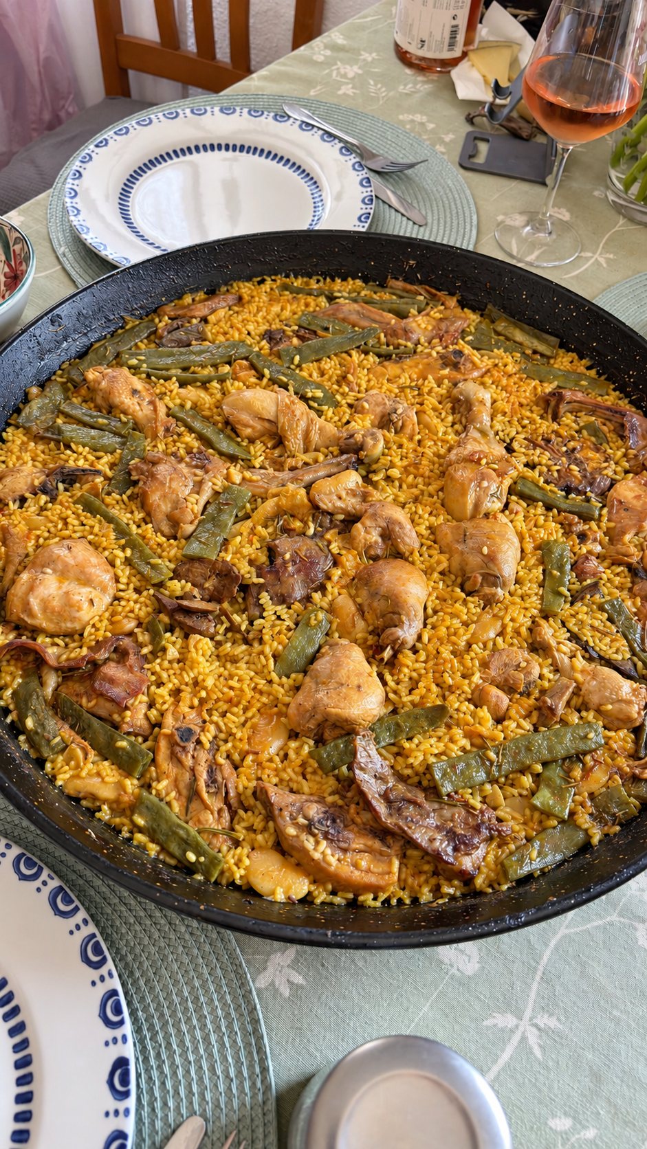 Валенсийская паэлья: курица, кролик, широкая стручковая фасоль и garrofó