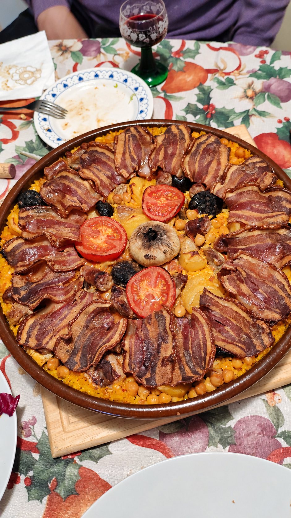 Arroz al horno в керамической форме: грудинка, кровяная колбаса, нут, картофель, помидор и головка чеснока в центре