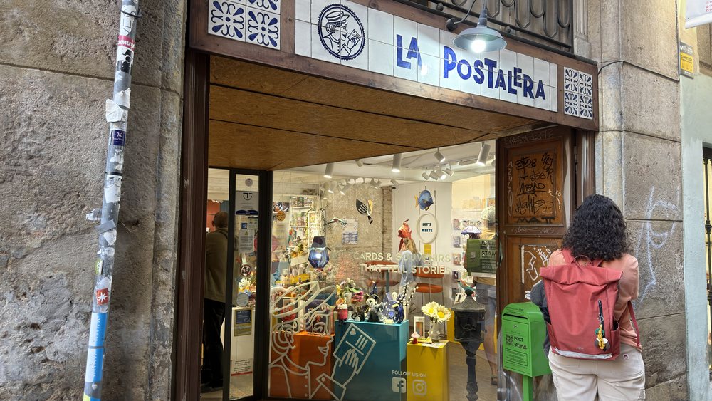 Вход в магазин La Postalera: вывеска над дверью